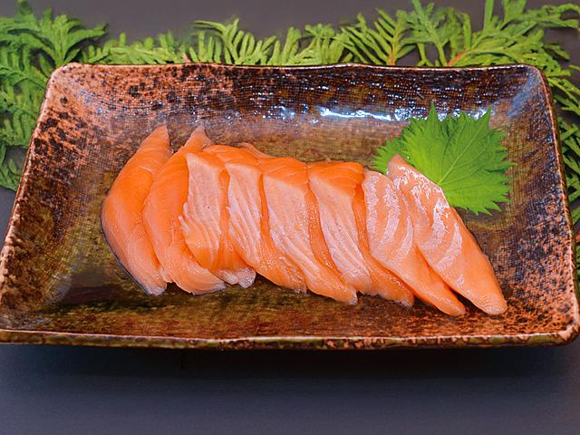 刺身キングサーモン（厚切8切入）