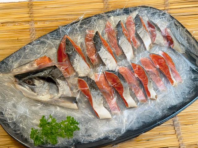 紅鮭（姿切り）1尾（2kg前後）